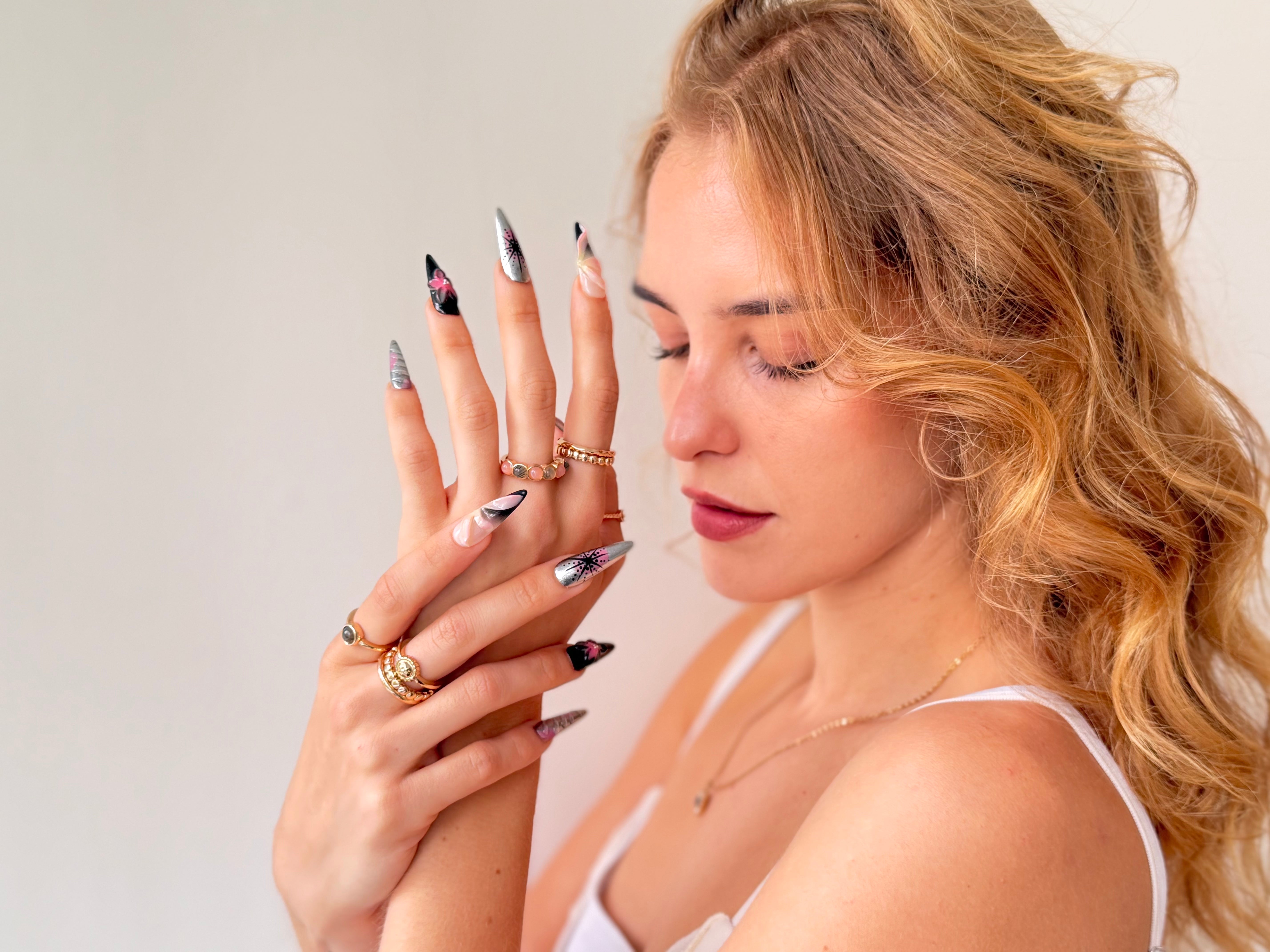 Halloween Nail Ideas: From Classic Spooky Shades to Chic Looks